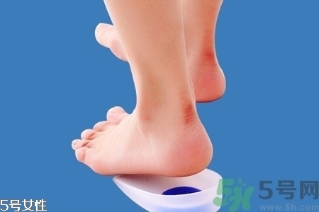 腳后跟腫是什么原因引起的？腳后跟腫怎么辦？