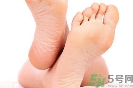 腳后跟腫是什么原因引起的？腳后跟腫怎么辦？