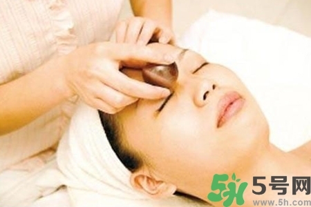 面部刮痧用什么精油好？面部精油刮痧有什么好處？