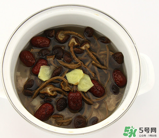 燉排骨什么時候放鹽最好？燉排骨放什么調料？