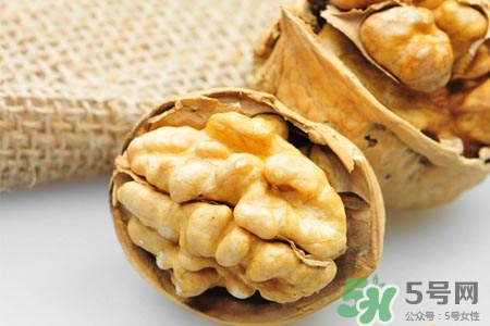吃核桃能治療脫發(fā)嗎？脫發(fā)吃核桃有用嗎？