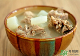排骨湯為什么是白色的？排骨湯怎么熬成乳白色的？