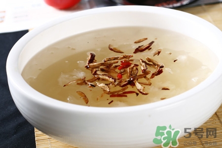 銀耳紅棗湯能隔夜吃嗎？銀耳紅棗湯一天中什么時(shí)候喝最好？