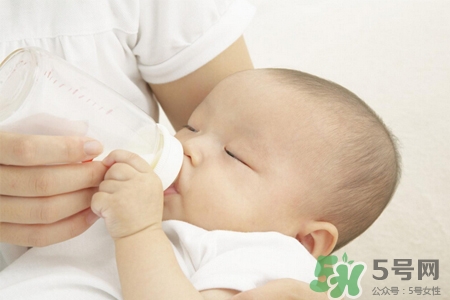 寶寶第一口輔食吃什么最好？寶寶第一口輔食怎么吃？