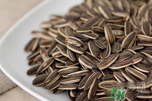 南瓜子和葵花籽哪個好？南瓜子和葵花籽區(qū)別？