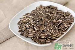 南瓜子和葵花籽哪個好？南瓜子和葵花籽區(qū)別？