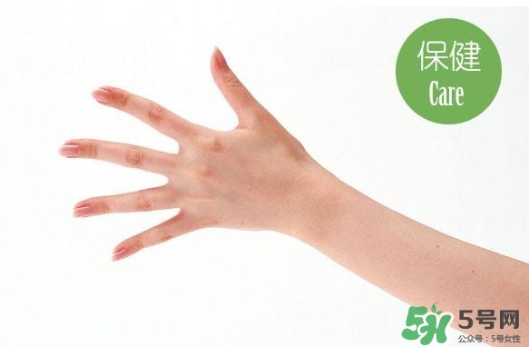 睡覺睡到半夜手麻是怎么回事？睡覺睡到半夜手麻怎么辦？