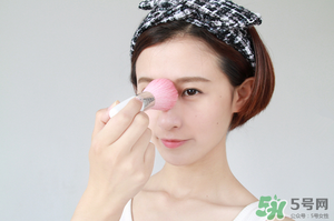 冬天化妝要用散粉嗎？冬天化妝需要定妝粉嗎？