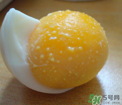 熟雞蛋滾臉有什么好處？熟雞蛋滾臉能吸毒素嗎？