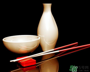 白酒可以帶上飛機嗎？飛機可以托運白酒嗎？