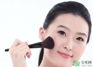 冬天化妝起皮怎么辦？冬天化妝臉干怎么辦？