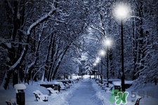 下雪穿什么鞋防滑效果最好？下雪天穿什么鞋子最防滑？