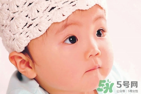 寶寶可以穿毛衣嗎？千萬別給寶寶穿高領毛衣