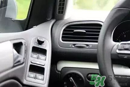 冬天早上車玻璃上的冰霜怎么弄？冬天早上車玻璃上的霧怎么弄？