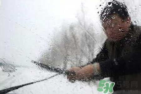 冬天早上車玻璃上的冰霜怎么弄？冬天早上車玻璃上的霧怎么弄？
