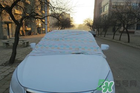 冬天早上車玻璃上的冰霜怎么弄？冬天早上車玻璃上的霧怎么弄？