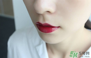 圣羅蘭唇釉怎么涂？ysl唇釉怎么涂好看？