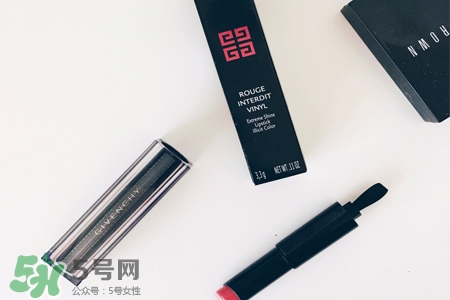 紀(jì)梵希新禁忌之吻唇膏有幾個(gè)顏色?紀(jì)梵希禁忌之吻唇膏新舊區(qū)別 紀(jì)梵希新禁忌之吻唇膏有幾個(gè)顏色?紀(jì)梵希禁忌之吻唇膏新舊區(qū)別