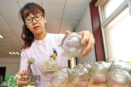 冬天拔罐好還是刮痧好？冬天刮痧和拔罐哪個效果好？