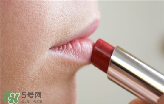 防曬唇膏要卸妝嗎？防曬唇膏晚上可以用嗎？