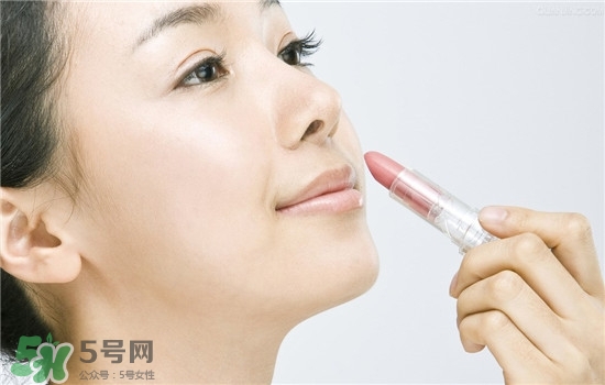 防曬唇膏要卸妝嗎？防曬唇膏晚上可以用嗎？
