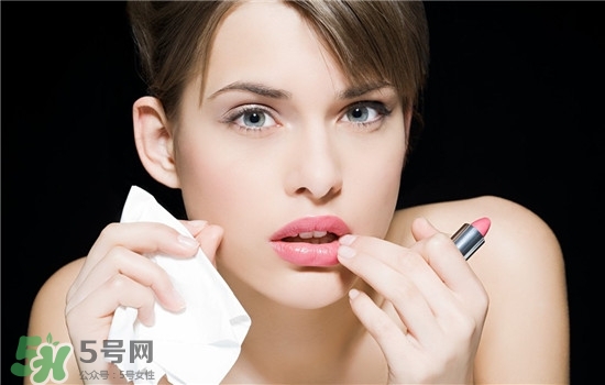 防曬唇膏要卸妝嗎？防曬唇膏晚上可以用嗎？