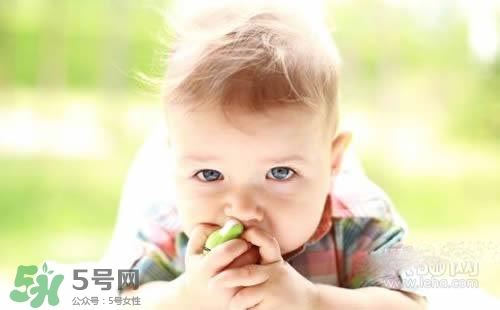 寶寶喜歡咬下嘴唇是怎么回事？寶寶喜歡咬下嘴唇怎么辦？