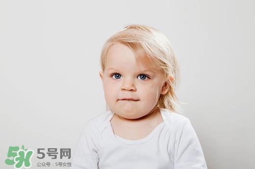 寶寶喜歡咬下嘴唇是怎么回事？寶寶喜歡咬下嘴唇怎么辦？