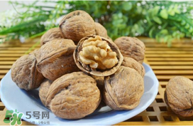 核桃皮發黑是怎么回事？核桃皮是黑色的能吃嗎？