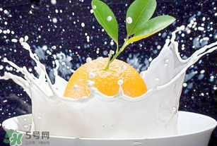 吃完橙子可以喝牛奶嗎？吃完橙子多久能喝牛奶？