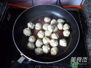 肉丸子可以用面粉嗎？肉丸子用什么粉？