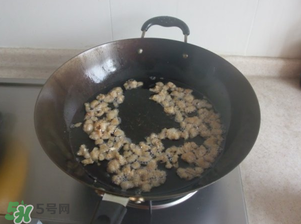 熬豬油為什么要加水？熬豬油水放多了怎么辦？