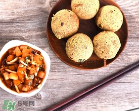 豆腐丸子要用面粉嗎？做豆腐丸子是用面粉還是淀粉？