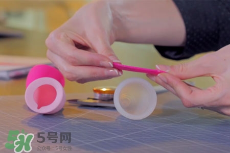 使用月經杯怎么小便？用月經杯上廁所怎么辦？