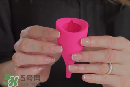 使用月經杯怎么小便？用月經杯上廁所怎么辦？