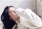 白色大衣染色了怎么辦?白色大衣發黃怎么洗白?