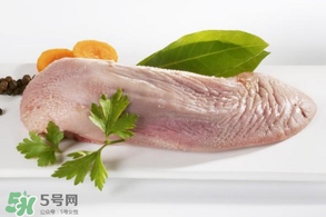 豬舌頭上的白苔怎么撕下來？豬舌頭上的白苔能吃嗎？
