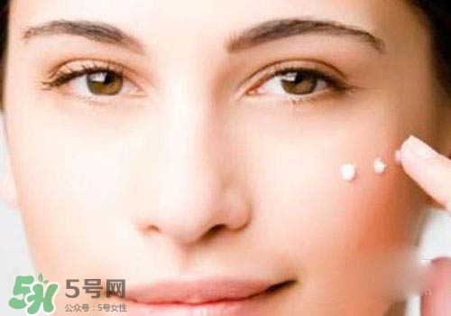妝前乳是粉底液嗎？妝前乳和粉底液的區別