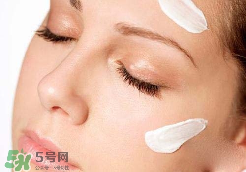 妝前乳是粉底液嗎？妝前乳和粉底液的區別