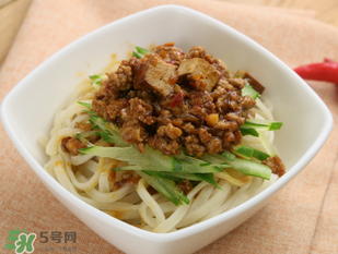 減肥可以吃炸醬面嗎？減肥期間吃炸醬面會胖嗎？