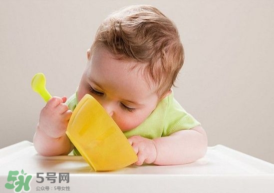 寶寶輔食一天吃幾次？寶寶每天吃輔食次數
