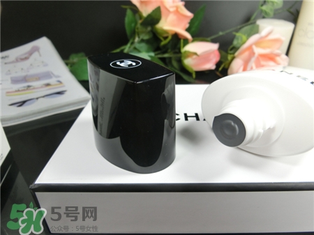香奈兒洗面奶哪款好用?香奈兒洗面奶藍粉區別?