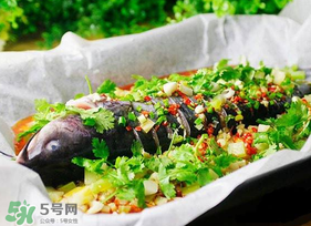 紙包魚用的什么紙？做紙包魚的紙什么紙？