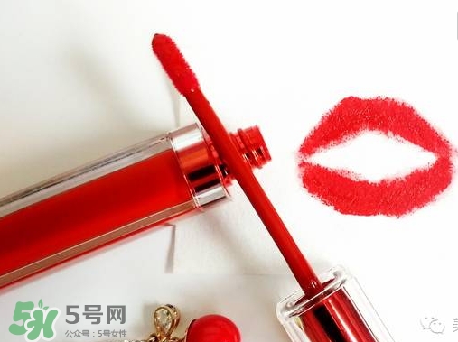 涂唇釉嘴唇干是怎么回事？涂唇釉嘴唇干怎么辦？