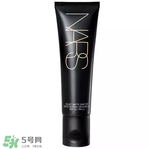 tom ford和nars哪個好？tom ford和nars唇膏口紅對比