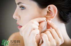 一次性耳釘怎么取下來？一次性耳釘多久取下來？