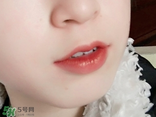磚紅色和豆沙色的區別 磚紅色和豆沙色哪個好看？