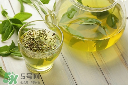 喝茶好還是白開水好？喝茶和喝白開水哪個好？