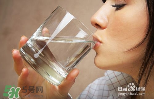 嘴唇干燥是什么原因？嘴唇干裂脫皮怎么辦？