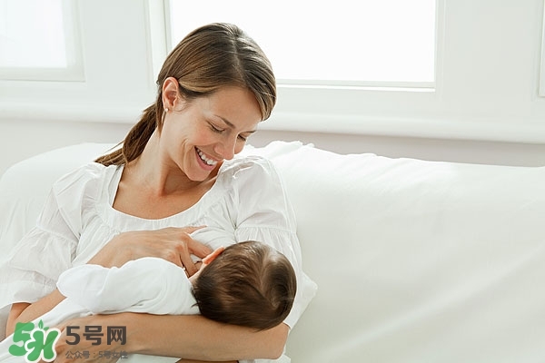 母乳常溫下可以保存多久 母乳喂養的正確姿勢